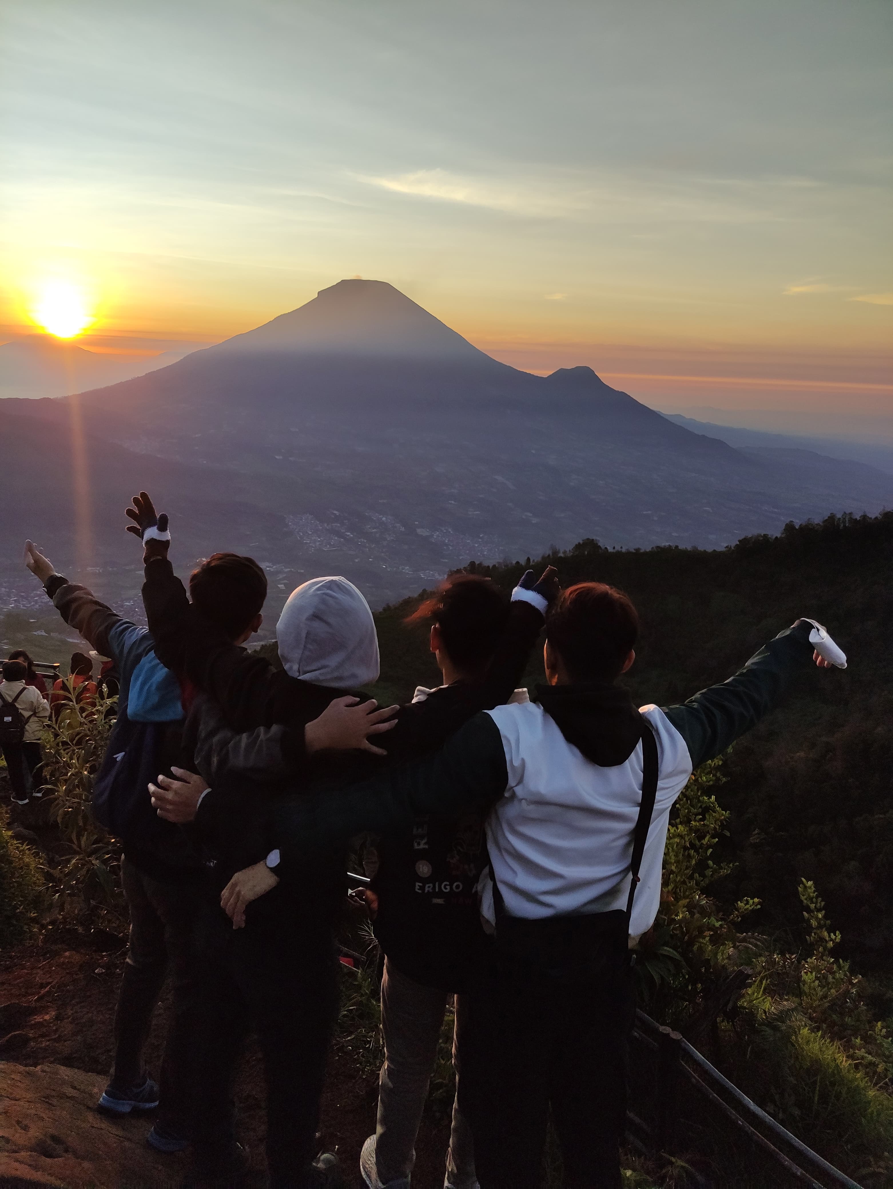 Wisatawan menikmati sunrise di Bukit Sikunir, Dieng Wonosobo.
