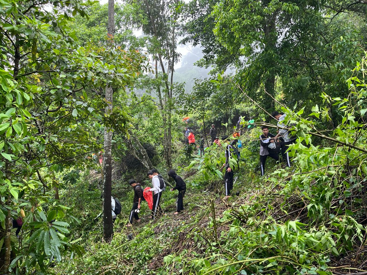 Siswa kelas X SMAN 1 Parakan Kabupaten Temanggung menanam di lereng Gunung Sumbing