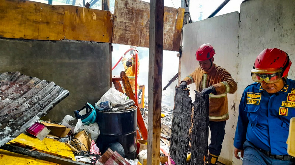 Petugas Damkar dari Ungaran, Kabupaten Semarang saat melakukan pemadaman api yang membakar rumah Zuroti.