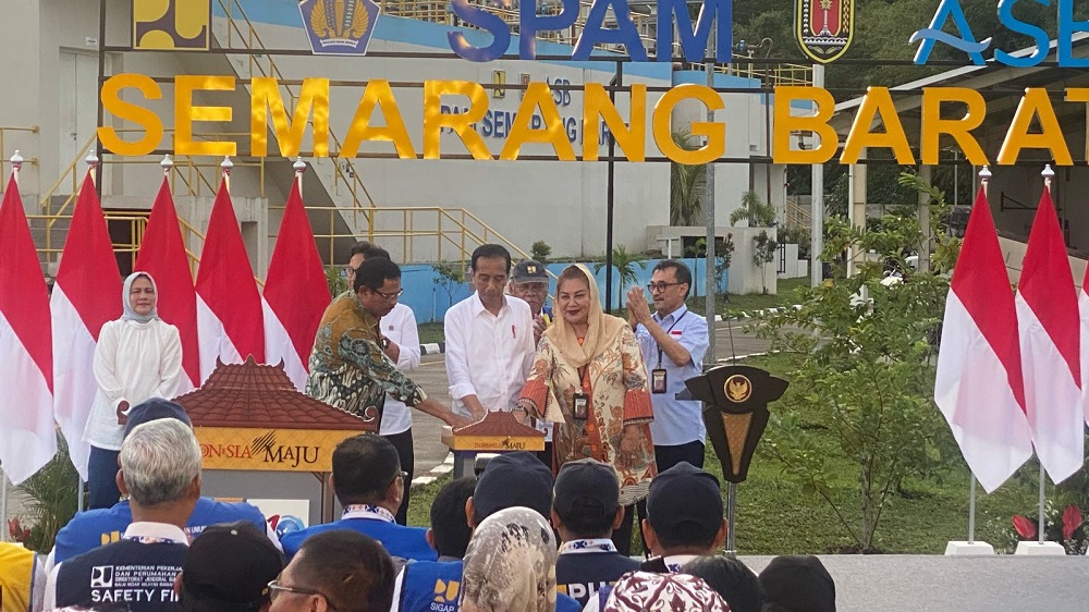 Presiden Joko Widodo didampingi Wali Kota Semarang Hevearita Gunaryani Rahayu meresmikan proyek SPAM Semarang Barat