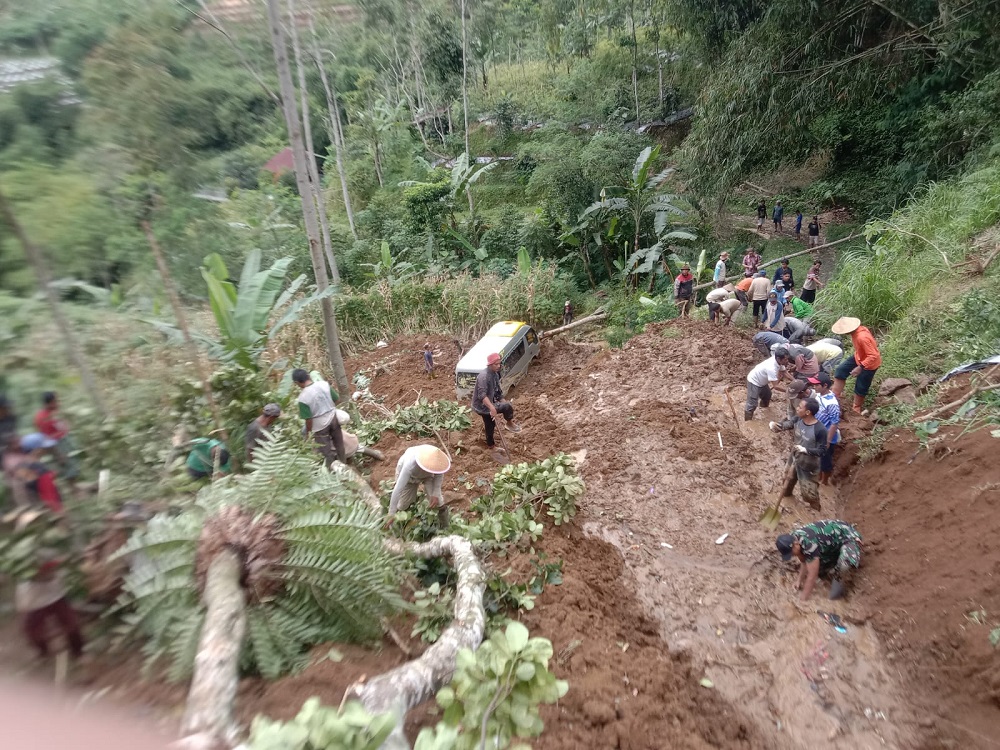 Tebing jalan di Desa Slukatan, Kecamatan Mojotengah mengalami longsor, Rabu (24/1/2024) siang. Bencana longsor itu membuat satu mobil dan rumah ikut terbawa mat