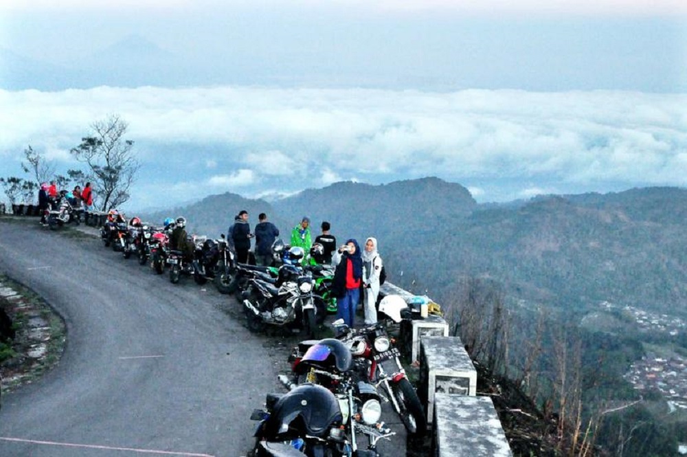 Wisata Gunung Telomoyo di Kabupaten Magelang yang ditutup sementara karena cuaca ekstrem.