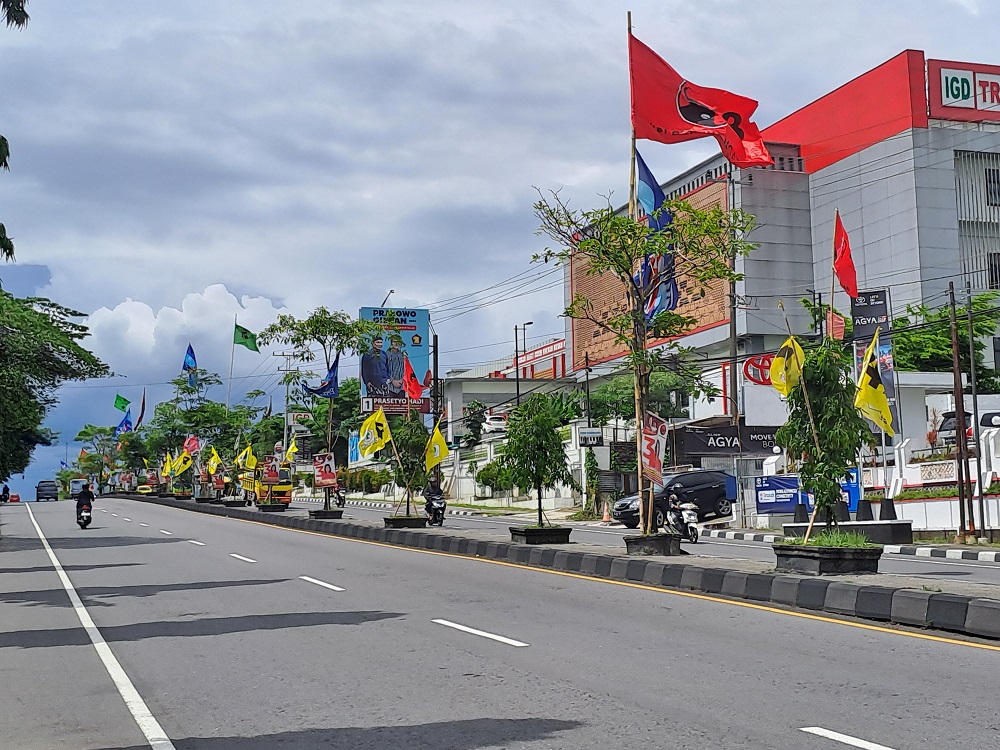 Bendera parpol dan APK di sepanjang Jalan Magelang-Jogjakarta, Mertoyudan, Magelang rawan roboh menimpa pengendara motor yang melintas.