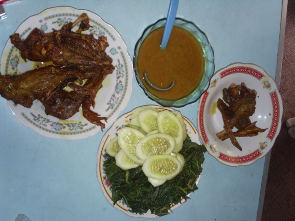 Opor enthok dari rumah makan Johar Sari Secang salah satu kuliner yang wajib dicoba.