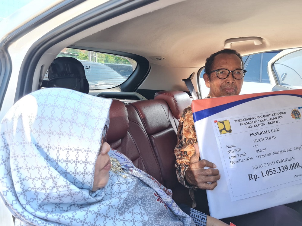 Much Tolib di dalam mobil karena sakit bersama istrinya saat menerima uang ganti rugi pembebasan lahan jalan tol Jogja-Bawen di GOR Desa Pagersari, Kecamatan Mungkid