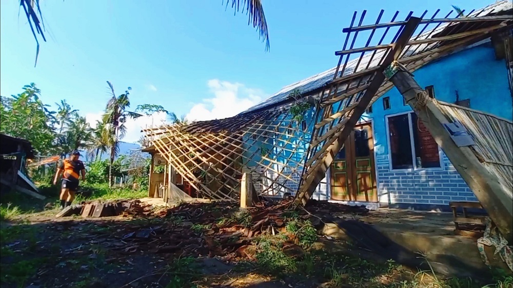 Warga Desa Rowosari, Kecamatan Tuntang, Kabupaten Semarang memperbaiki rumah dan membersihkan genteng yang rontok dilanda angin kencang.