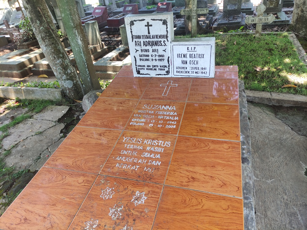 Makam bintang film horor Suzanna berlapiskan keramik warna coklat motif kayu terjaga dengan baik