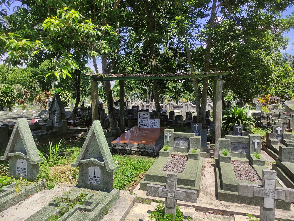 Makam Suzanna di TPU Giriloyo, Banyurojo, Kecamatan Mertoyudan, Kabupaten Magelang tampak rindang dipayungi empat pohon di sekitarnya.