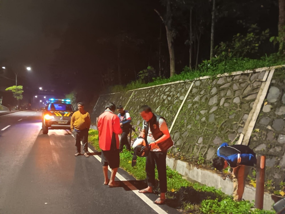 Petugas Polsek Argomulyo Kota Salatiga melakukan olah TKP aksi begal di Jalan Lingkar Selatan Salatiga