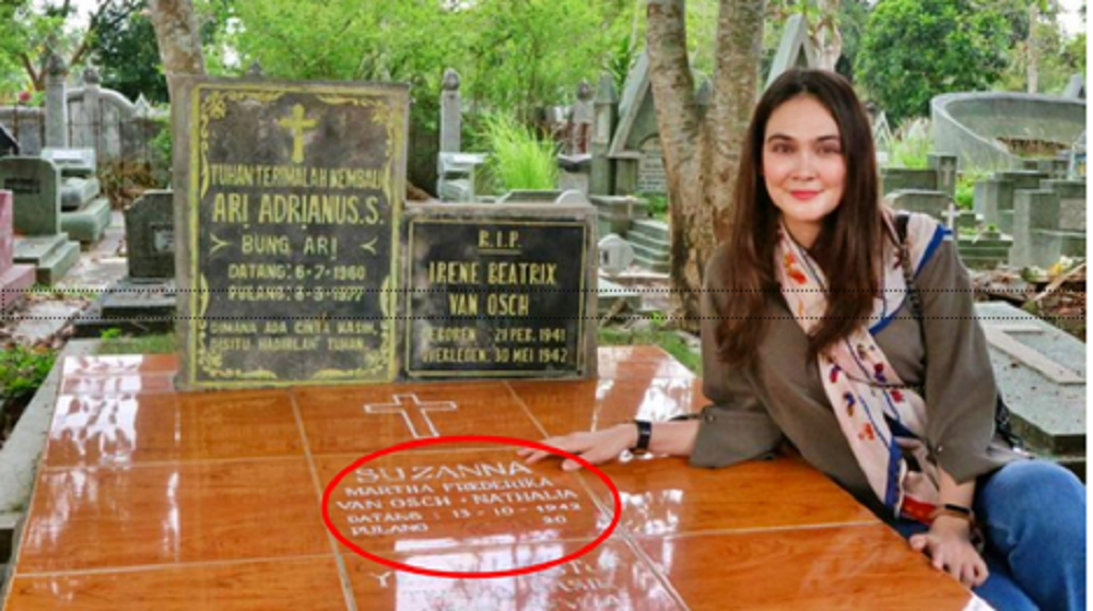 Tanggal kematian di batu nisan Suzanna sempat dikosongin, sebelum akhirnya ditulis 15 Oktober 2008. Dokumentasi saat artis Luna Maya berziarah sekitar tahun 2018.