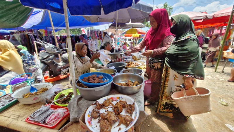 Suasana Pasar Jumat Pahing di Pasar Kiringan, Desa Ringinanom, Kecamatan Tempuran, Kabupaten Magelang.