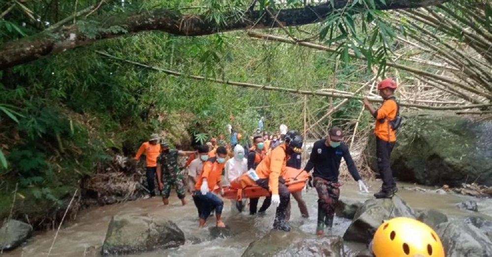Tim SAR gabungan dari BPBD, Basarnas dan lainnya mengevakuasi korban hanyut di sungai, Sabtu (27/1/2024).