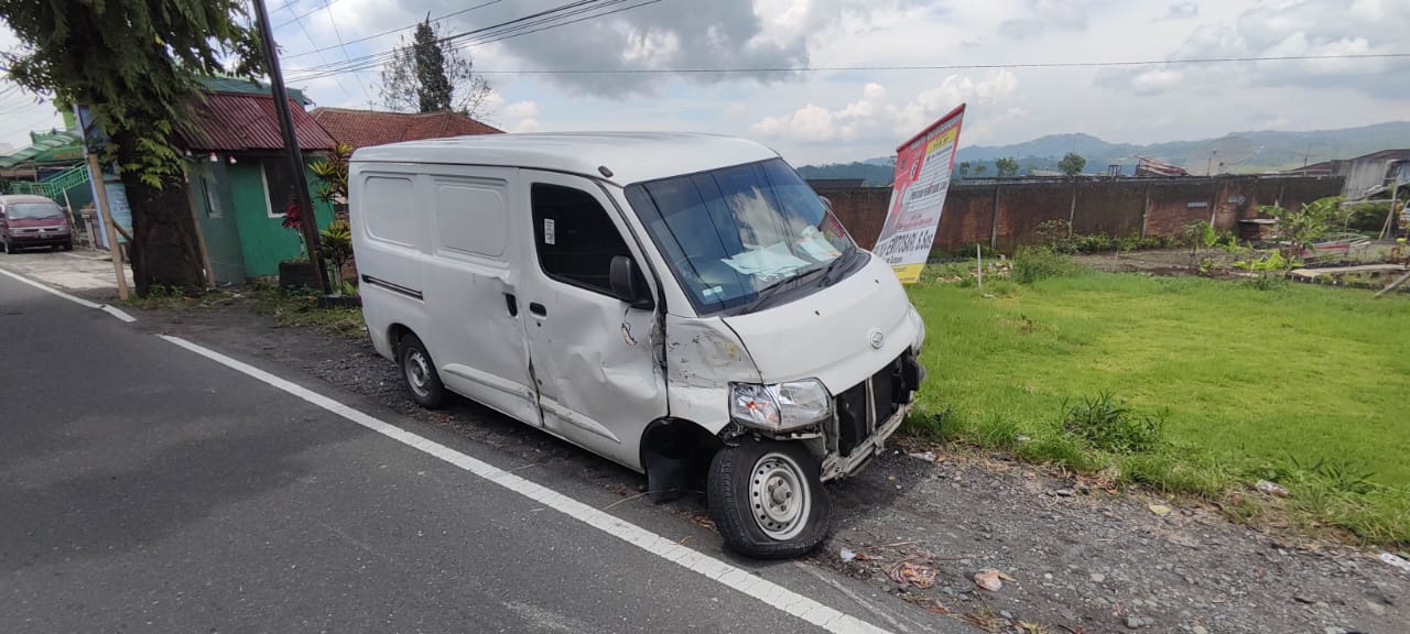 Mobil Grandmax mengalami rusak setelah bertabrakan dengan truk di Desa Blederan, Mojotengah .