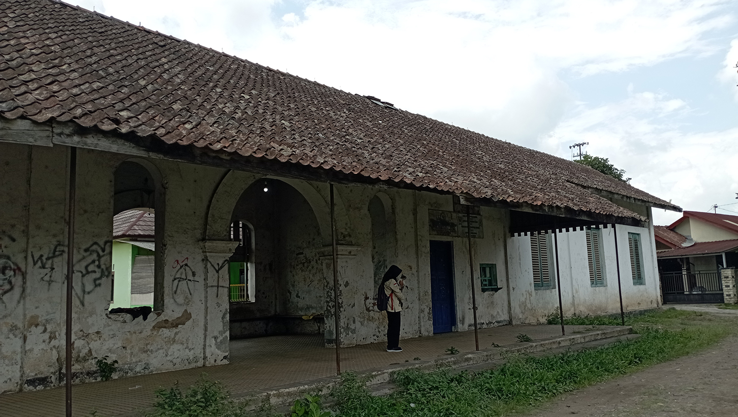 Bangunan bekas stasiun kereta api Secang yang masih kokoh berdiri namun tidak terawat.
