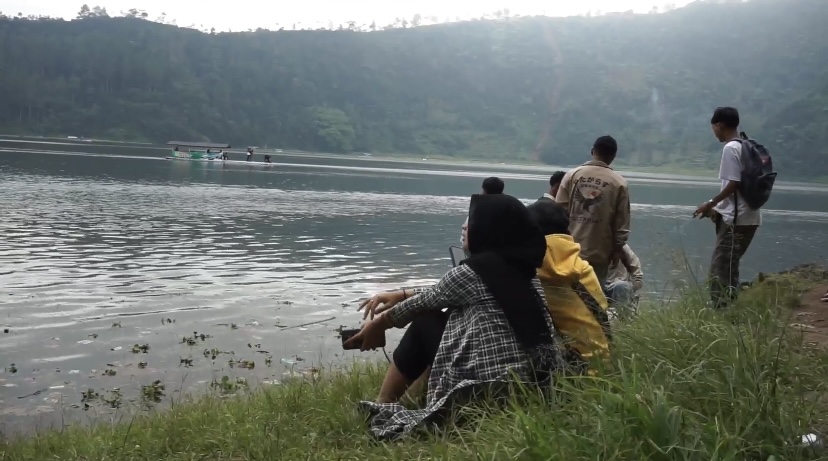Pengunjung tengah menikmati keindahan Telaga Menjer Wonosobo.