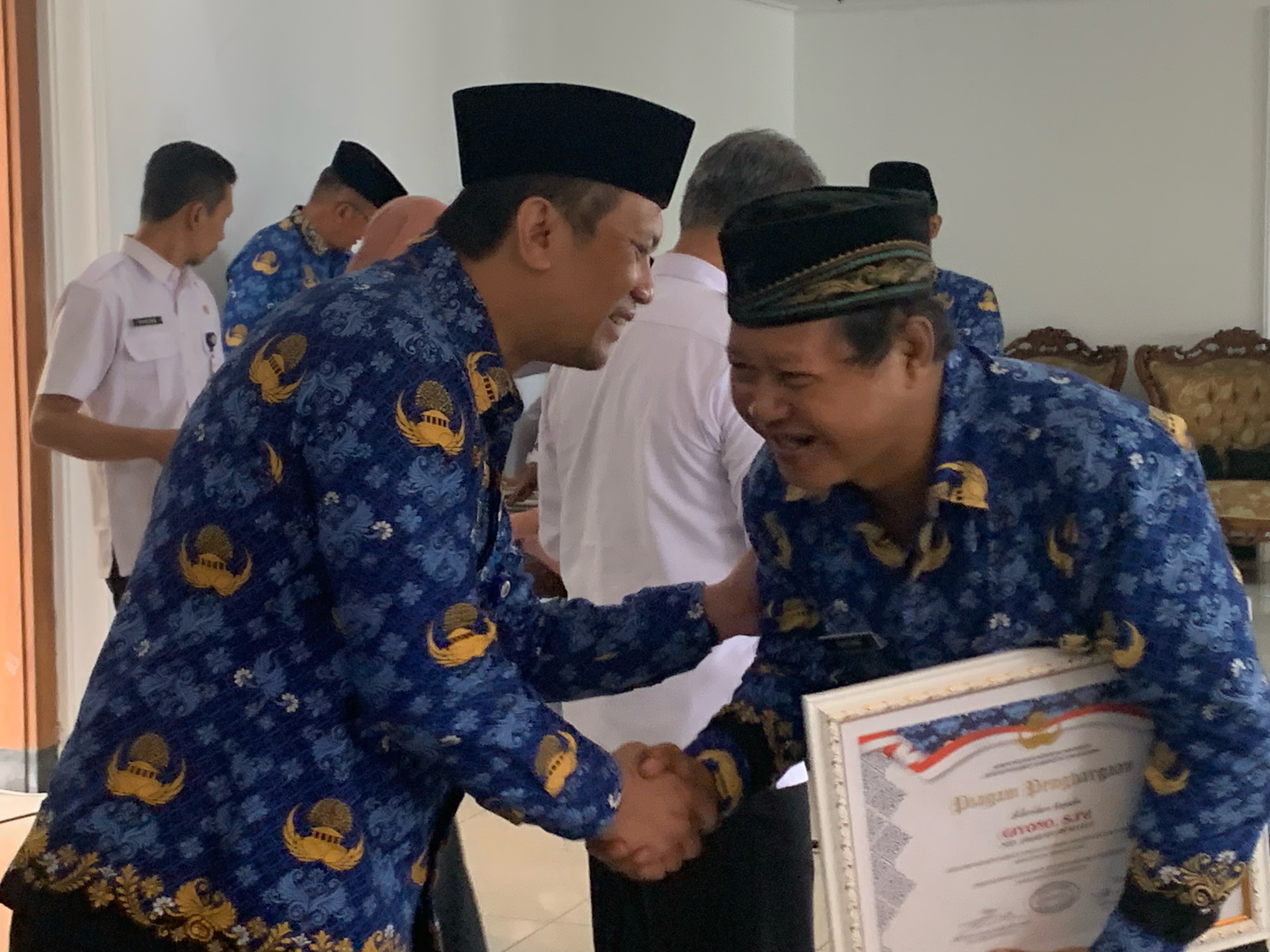 Sebanyak 33 ASN di lingkungan Pemkab Temanggung memasuki purnatugas. Mereka mendapat penghargaan dan dokumen dalam acara di Pendopo Jenar komplek kantor Bupati Temanggung, Rabu (31/1/2024).
