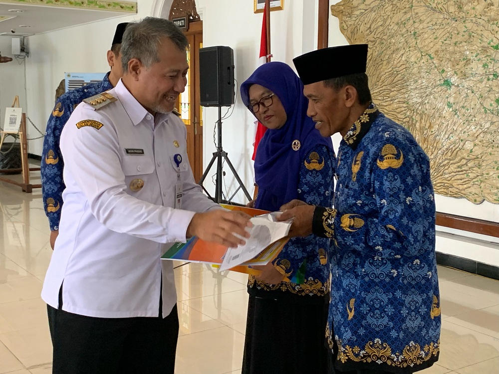 Penjabat Bupati Temanggung Hary Agung Prabowo memberikan penghargaan kepada para ASN yang memasuki purna tugas di Pendopo Jenar KomplekS Kantor Bupati Temanggung