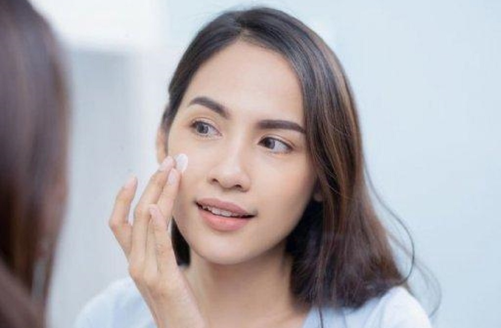 Kulit wajah berminyak memperlukan produk sunscreen terbaik untuk mengatasi kulit berminyak dan mengecilkan pori-pori.