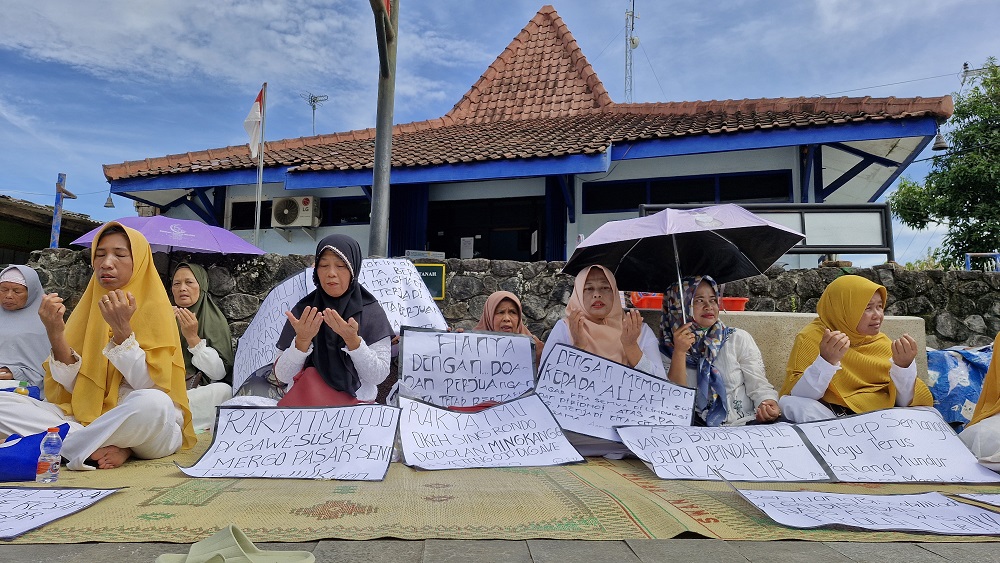 Ribuan pedagang Candi Borobudur menolak direlokasi ke Pasar Seni. Mereka menggelar doa bersama dan diakhiri dengan orasi sebagai bentuk protes, Sabtu (3/2/2024).