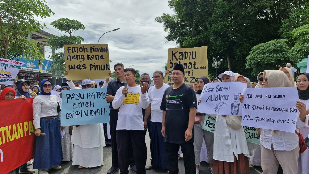 Ribuan pedagang Candi Borobudur menolak direlokasi ke Pasar Seni. Mereka menggelar doa bersama dan diakhiri dengan orasi sebagai bentuk protes, Sabtu (3/2/2024).
