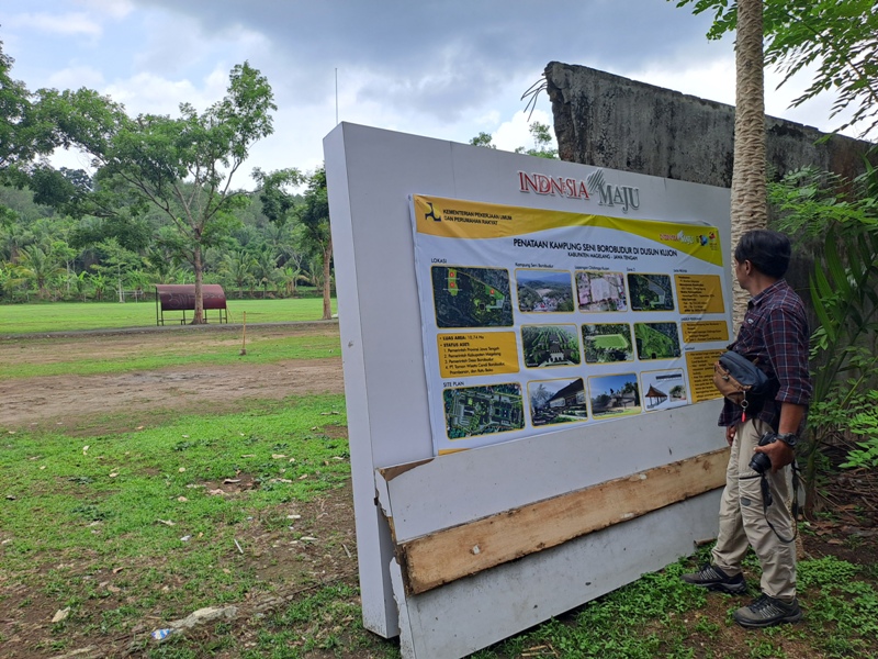 Warga melihat maket rencana pembangunan Pasar Seni Borobudur di Kujon. Rencana pemindahan pedagang Borobudur ke lokasi baru ini diprotes pedagang.