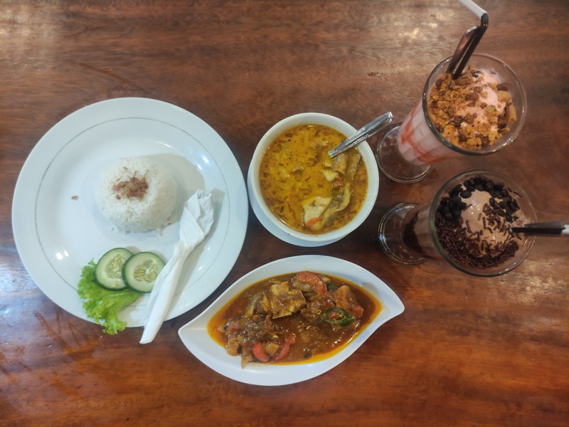 Iga sapi bumbu rendang, sambal rujak ditambah milkshake coklat dan strowbery.