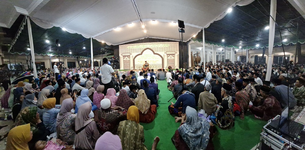 Sedikitnya 20.000 jamaah dari berbagai daerah hadir dalam haul ke-14 KH Ahmad Abdul Haq Dalhar atau Mbah Mad di Ponpes Darussalam Watucongol, Kabupaten Magelang