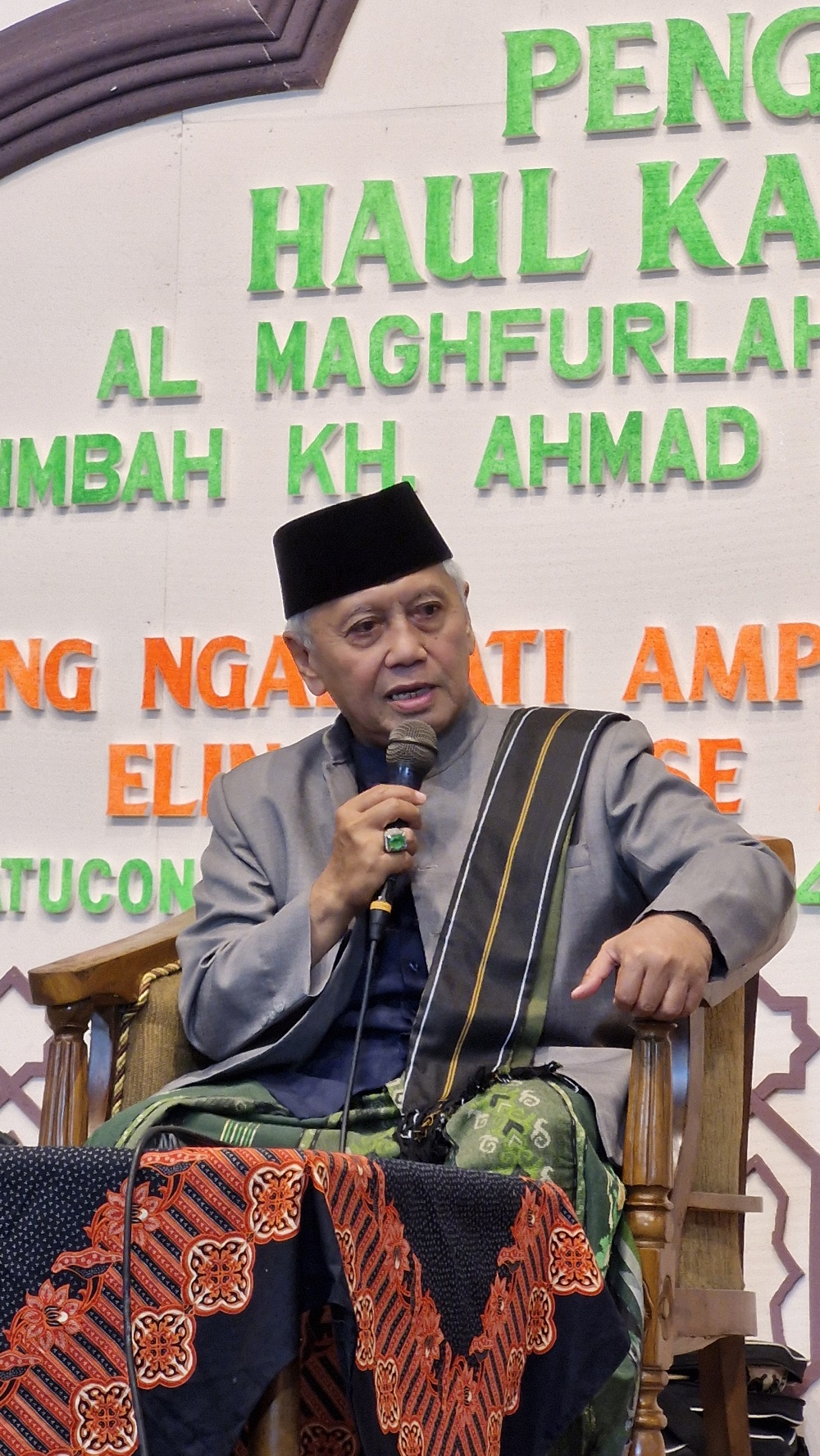 KH Achmad Chalwani dari Purworejo berceramah saat haul ke-14 KH Ahmad Abdul Haq Dalhar,  Minggu (4/2/2023) malam.