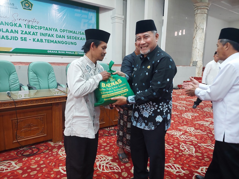 Penjabat Bupati Temanggung Hary Agung Prabowo menyerahkan bingkisan kepada takmir masjid di Graha Bumi Phala.