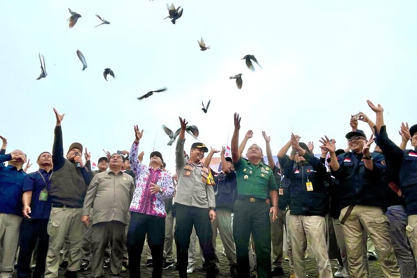 Forkompimda Kabupaten Temanggung melepas burung merpati dalam apel siaga tahapan pengawasan Pemilu 2024 di Embung Bansari, Selasa (6/2/2024).