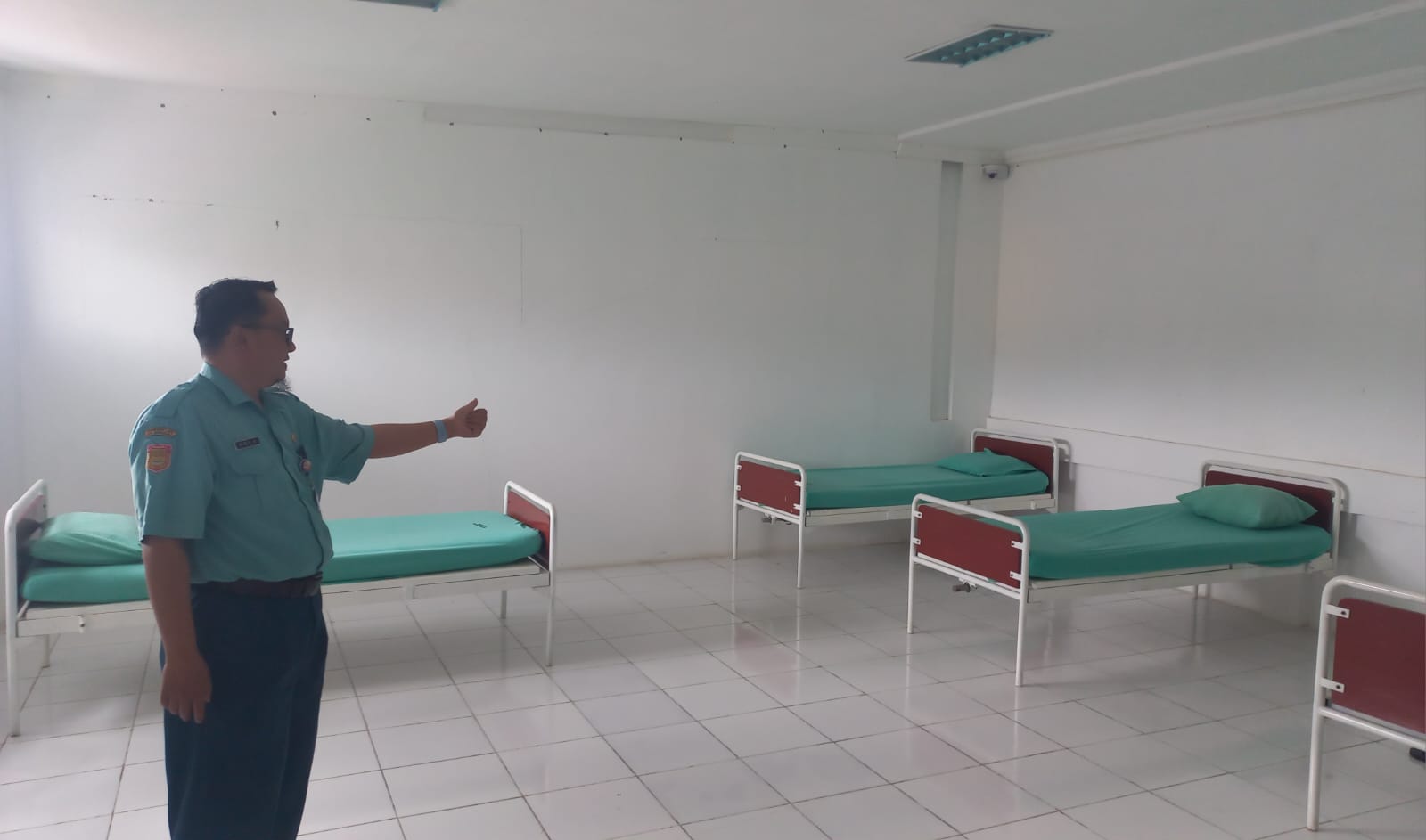 Kepala bangsal saat menunjukkan ruangan untuk pasien masalah kejiwaan di RSUD Setjonegoro Wonosobo.