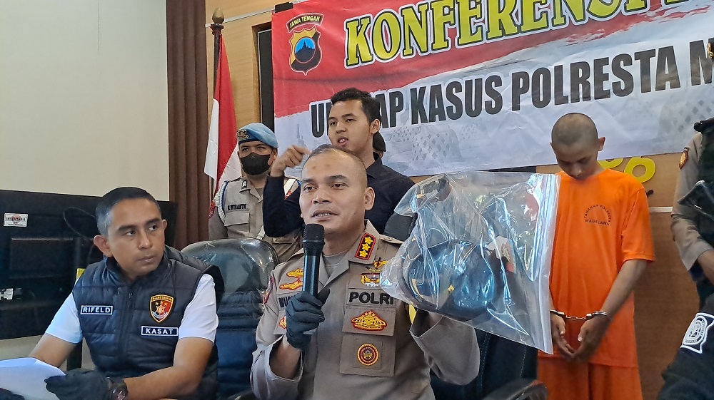 Kapolresta Magelang Kombes Pol Mustofa menunjukkan barang bukti dan PAM, 20, satu dari empat tersangka tawuran yang menewaskan korban DP, 15.