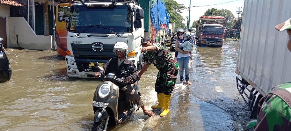 Jalan Raya Pantura Demak bagian timur di wilayah Karanganyar lumpuh akibat banjir.