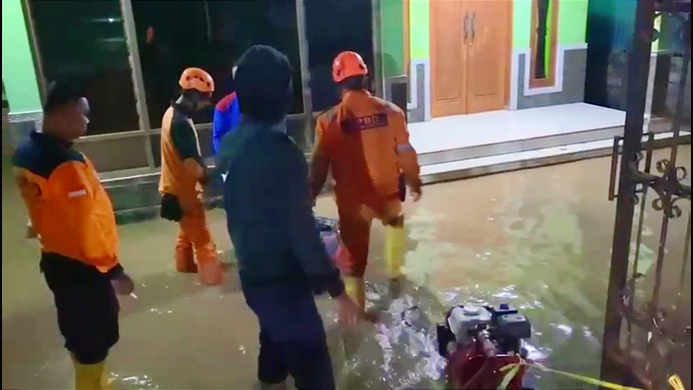 Petugas BPBD Kabupaten Semarang bersama Damkar Kabupaten Semarang saat membersihkan sisa banjir