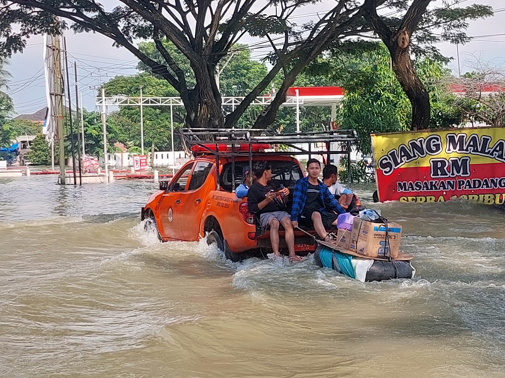 Petugas gabungan mengevakuasi warga dengan kendaraan taktis di Jalan Pantura Karanganyar, Kabupaten Demak yang masih terendam banjir, Jumat (9/2/2024).