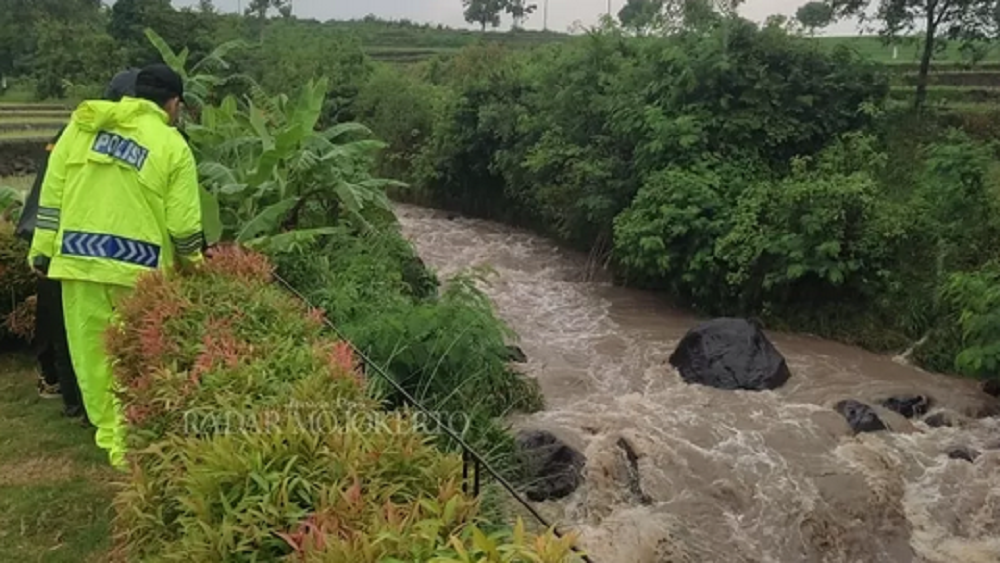Petugas dibantu relawan masih melakukam penyisiran untuk menemukan kedua korban di sepanjang Sungai Kalibanyak, Dusun Watutumang, Desa Candiwati, Kecamatan Pacet, Kabupaten Mojokerto, Sabtu (10/2/2024
