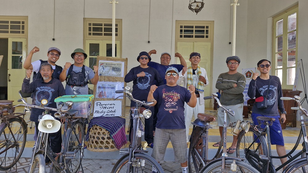 Anggota KOSTI Kota Magelang berfoto bersama di depan Gedung Lokabudaya Alun-alun Kota Magelang usai berkeliling kota, kemarin.