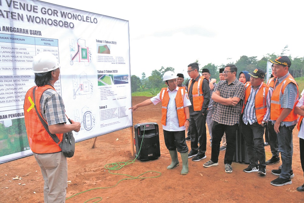 Bupati Wonosobo Afif Nurhidayat saat awal proyek Stadion Wonolelo, Wonosobo.