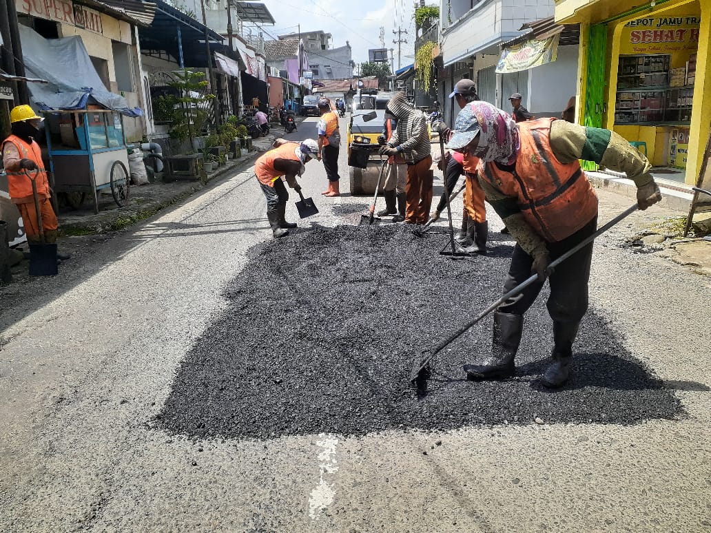 Petugas dari DPUPR Kabupaten Wonosobo saat menambal jalan Kretek-Selomerto.