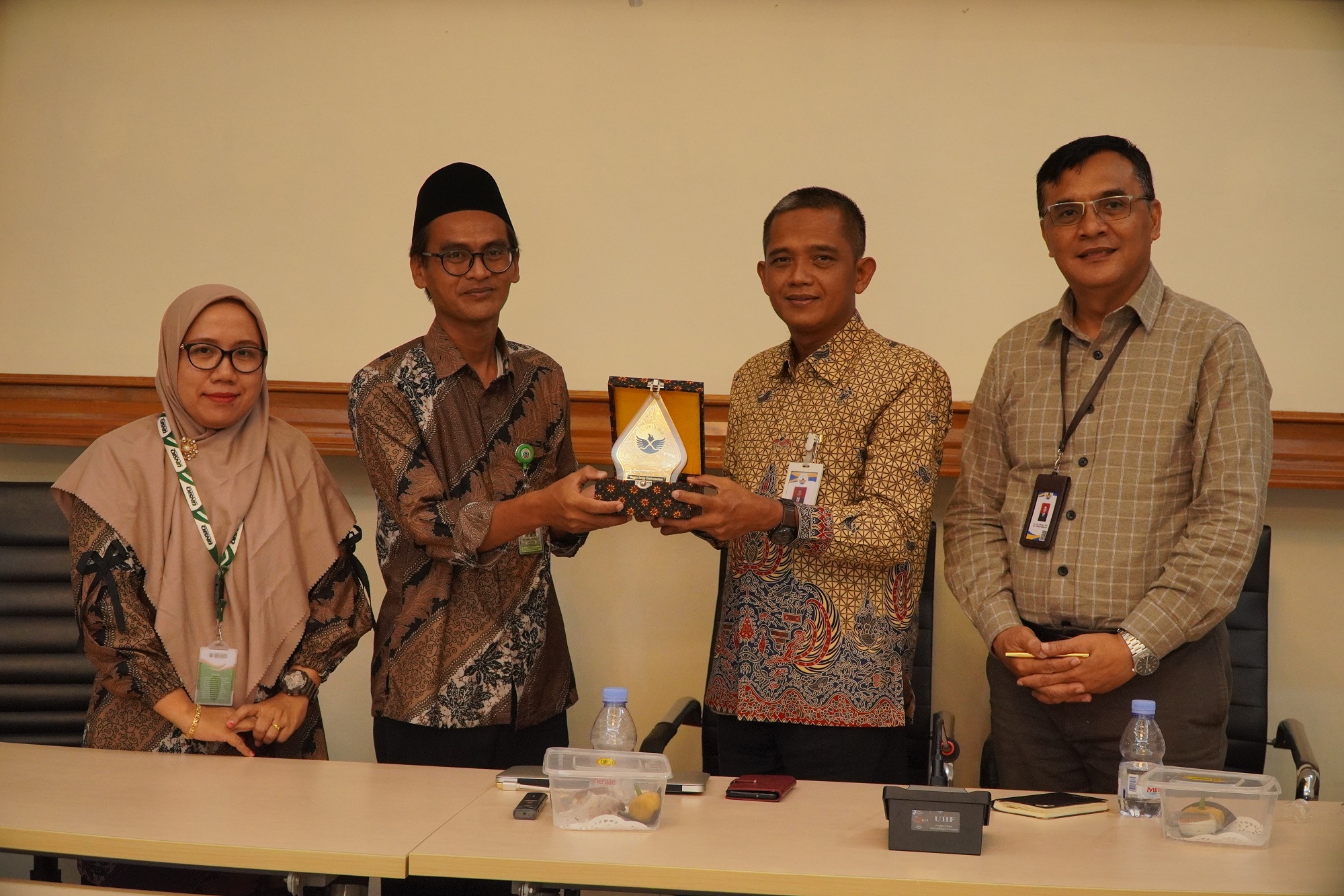 Kabiro Administrasi Kemahasiswaan, Alumni, Inovasi Teknologi, dan PMB Unsiq, Latu Menur Cahyadi (kiri) menerima cenderamata dari Wakil Rektor Bidang Kemahasiswaan dan Alumni Untidar, Prof. Dr. Parmin.