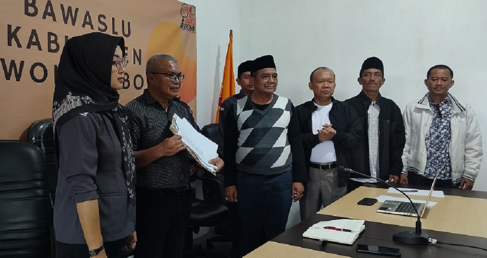 Ketua Bawaslu Kabupaten Wonosobo Sarwanto Prihadi saat mnerima laporan Koalisi Masyarakat Wonosobo Peduli Pemilu Bersih dan Berintegritas (Kompilasi)