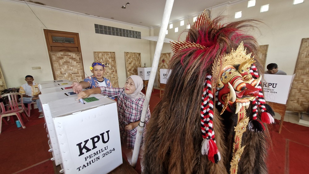 Warga menggunakan hak pilihnya di TPS 23 Kelurahan Rejowinangun Selatan, Kota Magelang yang bernuansa Bali, Rabu (14/2/2024).