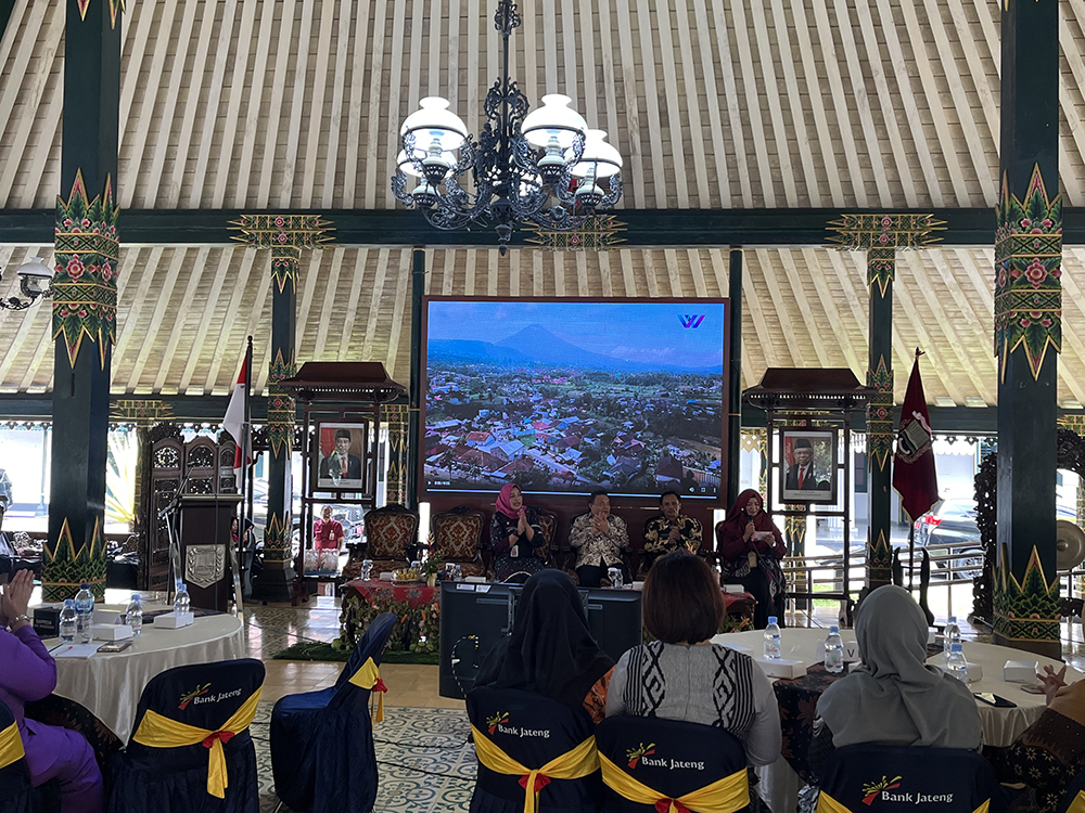 Wabup Muhammad Albar, Ketua Bappeda Supriyadi dan Kepala DPPKBPPPA  Dyah Retno Sulistiyowati dalam musrenbang perempuan di Pendopo Selatan, Kamis (16/2/2024).