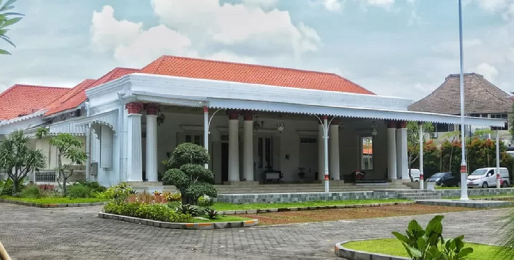 Istana Gergaji atau Istana Balekambang tempat tinggal Oei Hui Lan bersama ayahnya, Oei Tiong Ham, yang dikenal sebagai Raja Gula Semarang. Bangunan itu sekarang menjadi kantor OJK Jateng-DI Yogyakarta