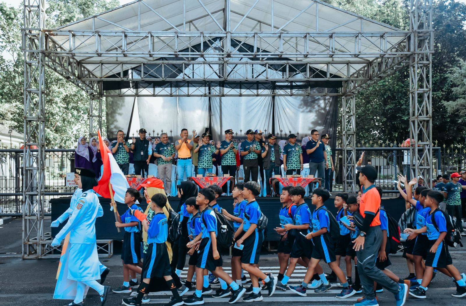 Atlet Popda saat mengikuti pawai bersama di Alun-alun Wonosobo saat pembukaan Popda tingkat daerah, Jumat (16/2/2024).