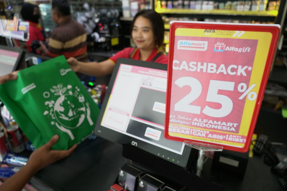 Tidak setengah hati Alfamart memberikan cashback bagi konsumen setianya