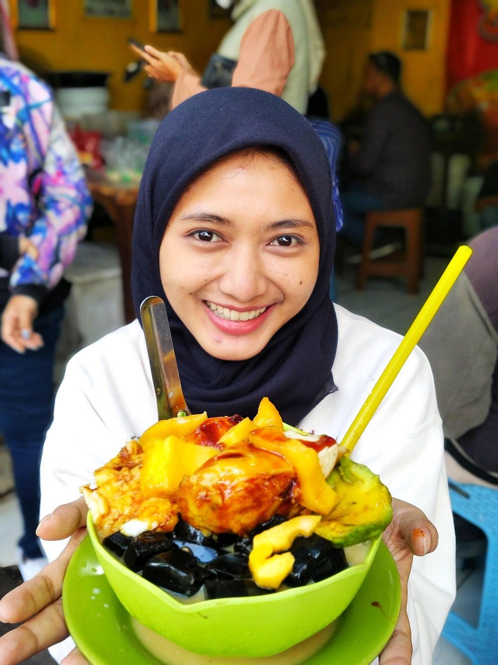 Salah satu pembeli Dina Rahayu memperlihatkan porsi es dawet durian Pleburan Kota Semarang dengan porsi melimpah.