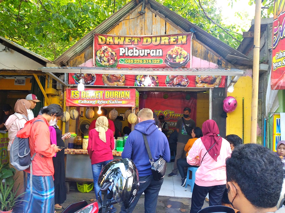 Pembeli es dawet durian Pleburan di Jalan Hayam Wuruk kawasan Kampus Undip Lama Kota Semarang rela antre panjang.