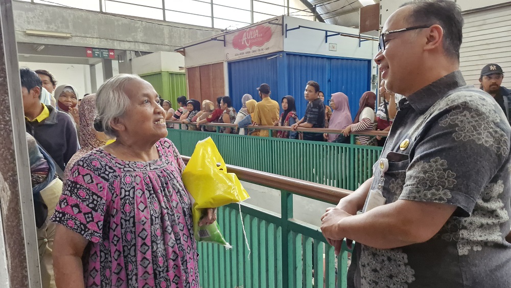 Wali Kota Magelang dr Muchamad Nur Aziz berbincang dengan warga saat operasi pasar beras di Pasar Rejowinangun, Selasa (20/2/2024).
