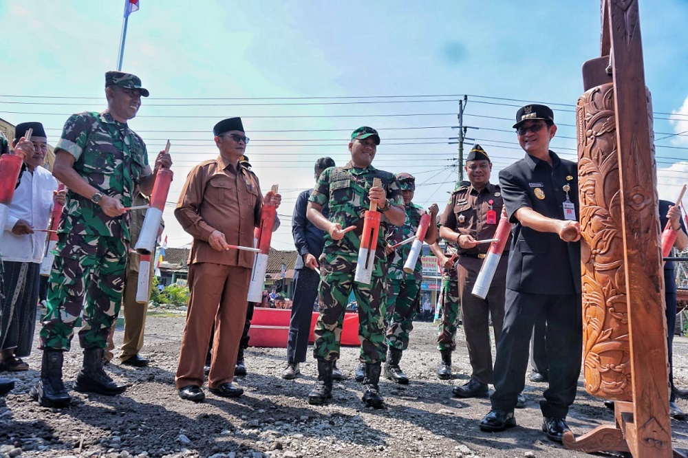 Pj Bupati Magelang Sepyo Achanto saat membuka Program TMMD Sengkuyung Tahap I di Dusun Sindas I, Pancuranmas, Secang, Kabupaten Magelang, Selasa (20/2/2024).